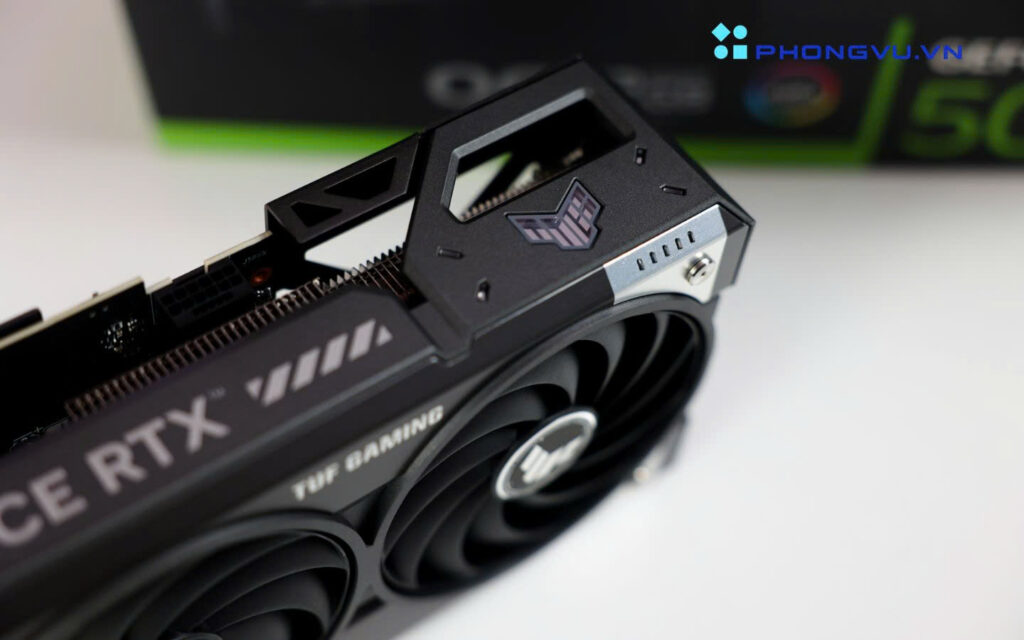 ASUS TUF RTX 5070 làm mát với 3 quạt tản nhiệt kích thước lớn