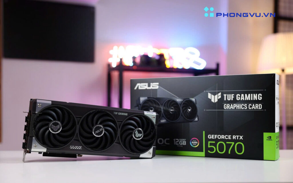 ASUS còn chu đáo tặng thêm một giá đỡ card (TUF Graphics Card Holder) để chống xệ khi lắp đặt