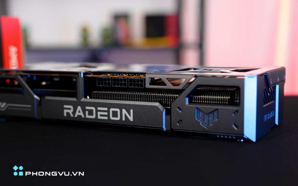 Kích thước của RX 9070 XT OC Edition nằm ở mức trung bình cho một card đồ họa cao cấp