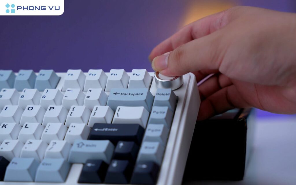 Núm xoay (knob) tiện lợi với cảm giác xoay mượt mà và khấc nhẹ