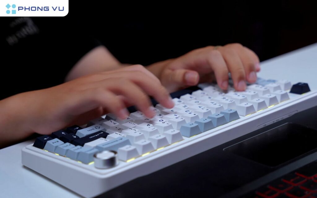 Hệ thống LED RGB đẹp mắt nhưng chưa tối ưu với keycap không xuyên sáng