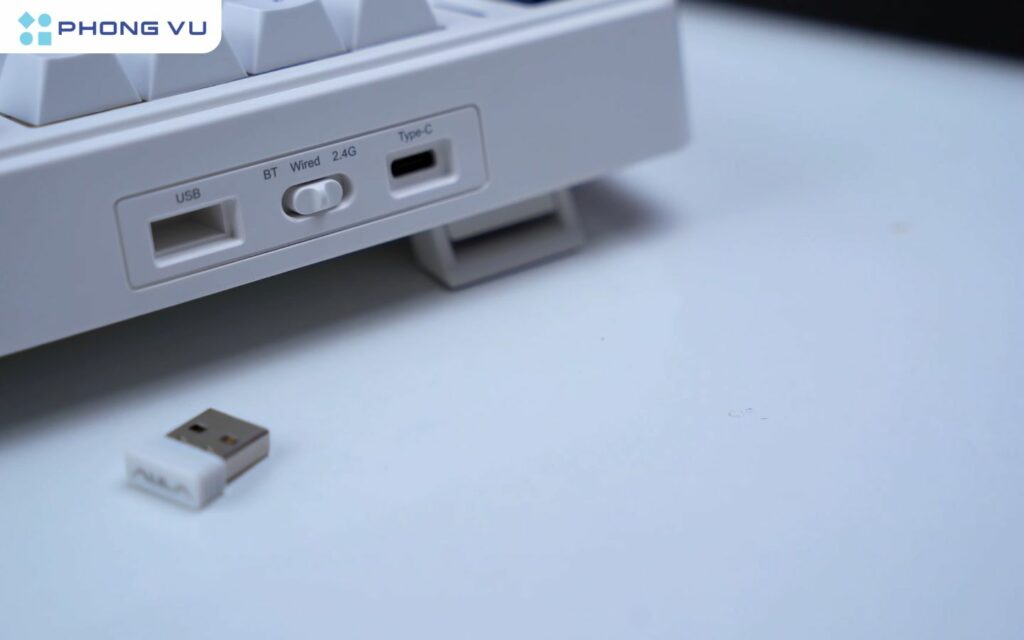 AULA F75 được trang bị viên pin 4000mAh - dung lượng khá lớn so với các bàn phím cơ không dây cùng phân khúc