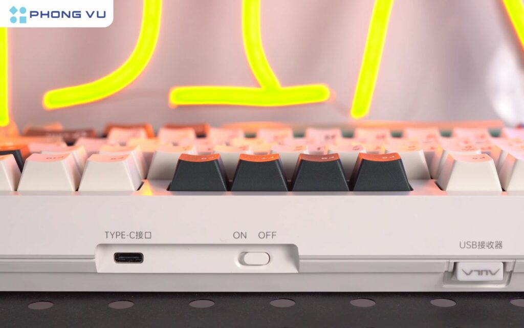 Bàn phím hỗ trợ kết nối 3 chế độ: USB-C cho độ trễ thấp khi chơi game, Bluetooth 5.0 để dùng với laptop/điện thoại, và 2.4GHz với receiver