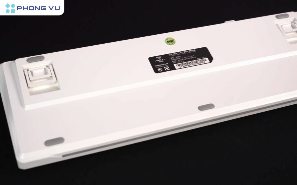 Pin 4000mAh là một điểm sáng lớn, cho phép sử dụng liên tục 16 giờ với hiệu ứng ánh sáng mặc định, hoặc lên đến 53 giờ khi tắt đèn