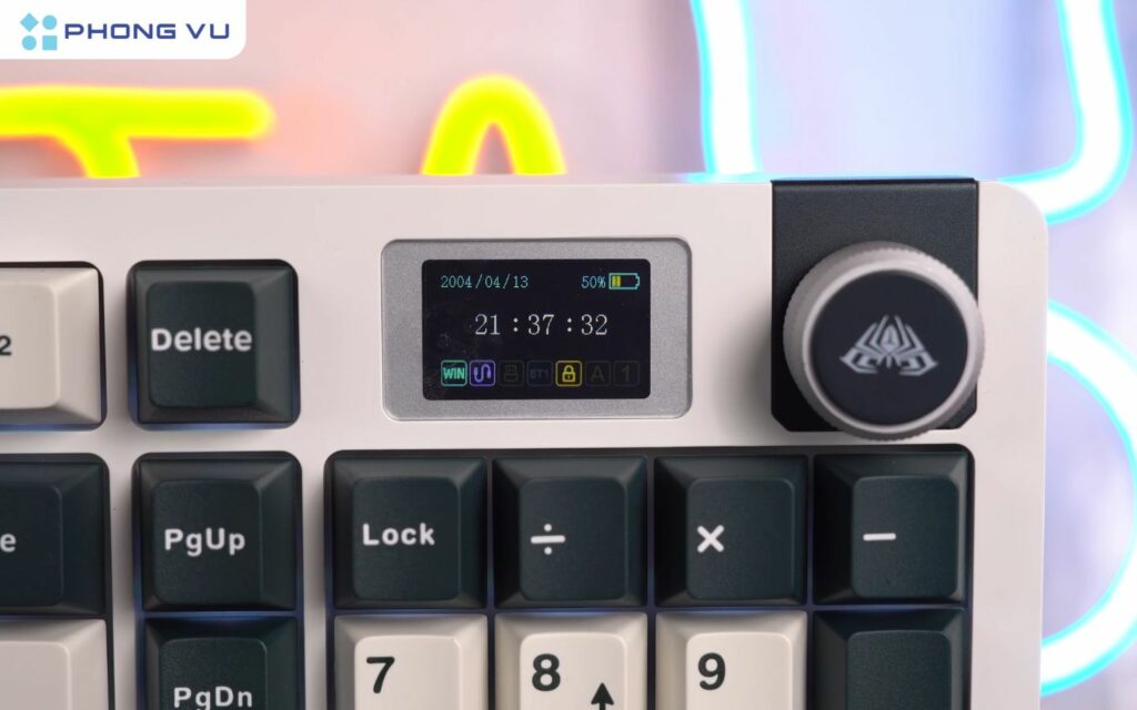 Điểm cộng lớn khác là màn hình LCD 1.14 inch hiển thị trạng thái pin, chế độ kết nối, và hiệu ứng ánh sáng