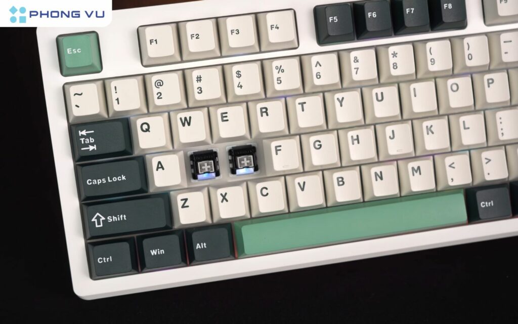 Điểm cộng lớn khác là màn hình LCD 1.14 inch hiển thị trạng thái pin, chế độ kết nối, và hiệu ứng ánh sáng