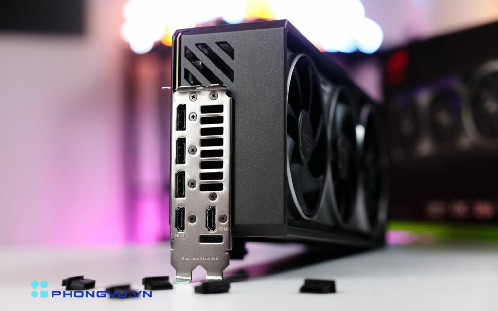 ROG Astral RTX 5090 được trang bị 3 cổng DisplayPort 2.1 và 2 cổng HDMI 2.1