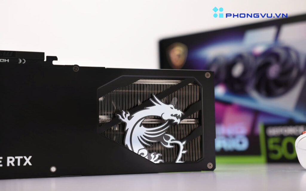 Đánh giá card đồ họa MSI RTX 5070 Ti 16G GAMING TRIO OC PLUS 3 Tấm baseplate bằng đồng mạ niken cũng đóng vai trò quan trọng trong việc hút nhiệt từ cả GPU lẫn các mô-đun bộ nhớ GDDR7
