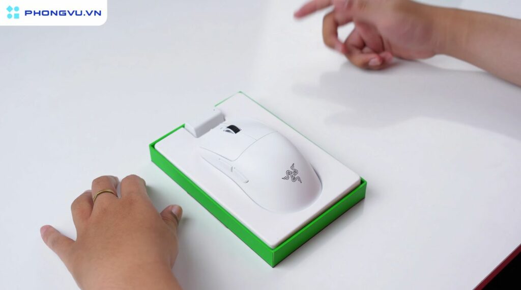 Đánh giá chi tiết Razer Viper V3 Pro - Chuột gaming không dây chuyên nghiệp được mệnh danh là "Kẻ Hủy Diệt" 1 Điểm đầu tiên đập vào mắt khi cầm Viper V3 Pro là thiết kế mềm mại, sang trọng và liền lạc hơn hẳn so với V2 Pro