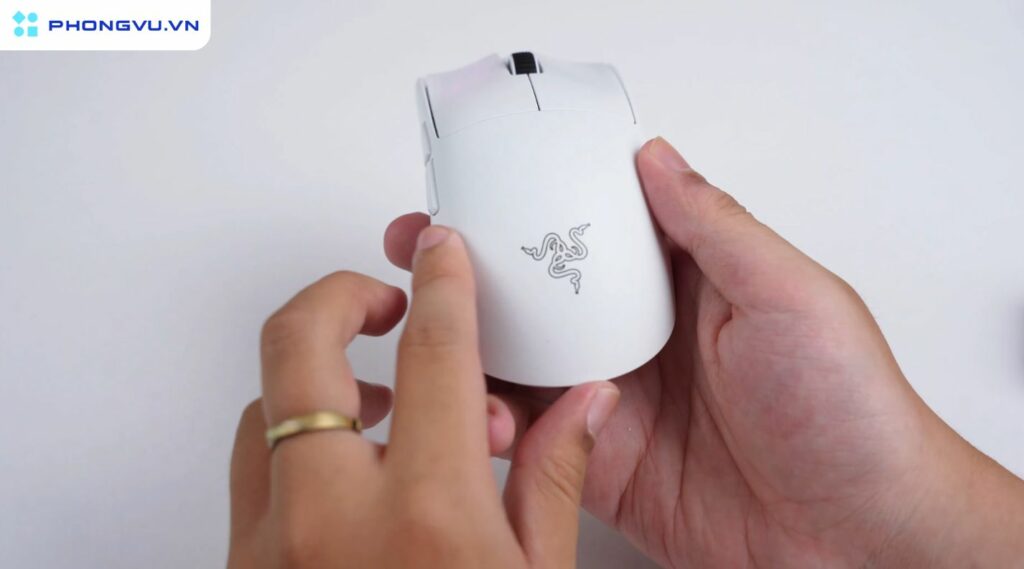 Đánh giá chi tiết Razer Viper V3 Pro - Chuột gaming không dây chuyên nghiệp được mệnh danh là "Kẻ Hủy Diệt" 5 Hai nút Back/Forward ở bên hông được tách xa nhau hơn so với thiết kế liền kề trên V2 Pro