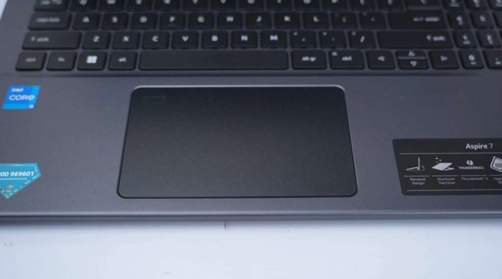 Dù có kích thước lớn và tích hợp cảm biến vân tay tiện lợi, bề mặt trackpad không phủ nhám