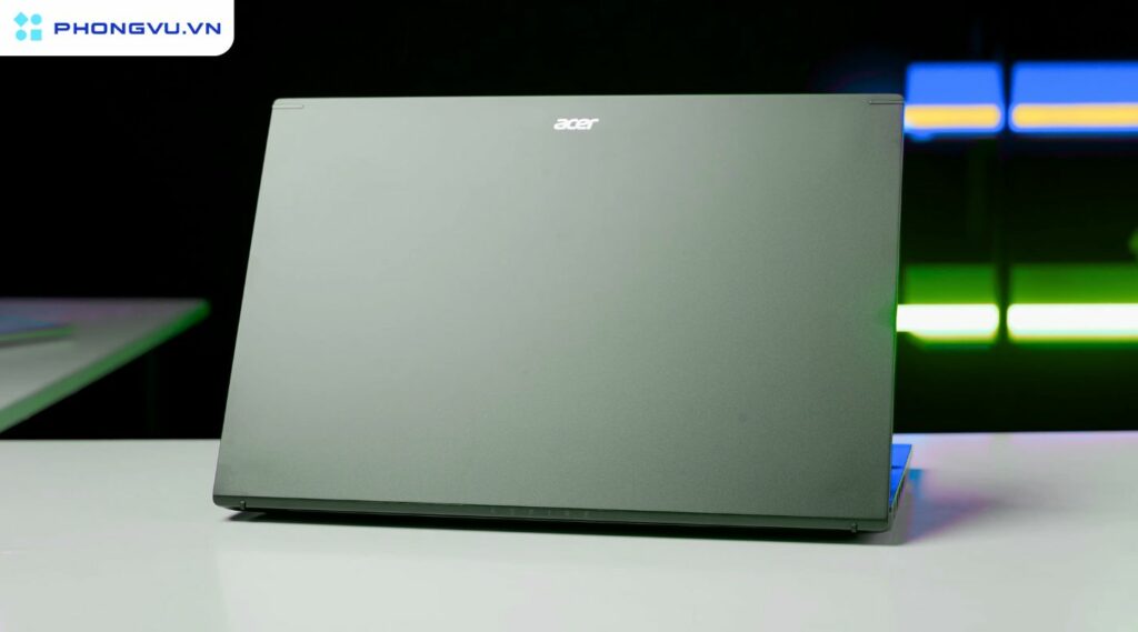Acer Aspire 7 A715-76-53PJ sở hữu thiết kế tối giản nhưng không kém phần sang trọng nhờ lớp vỏ làm hoàn toàn từ hợp kim nhôm