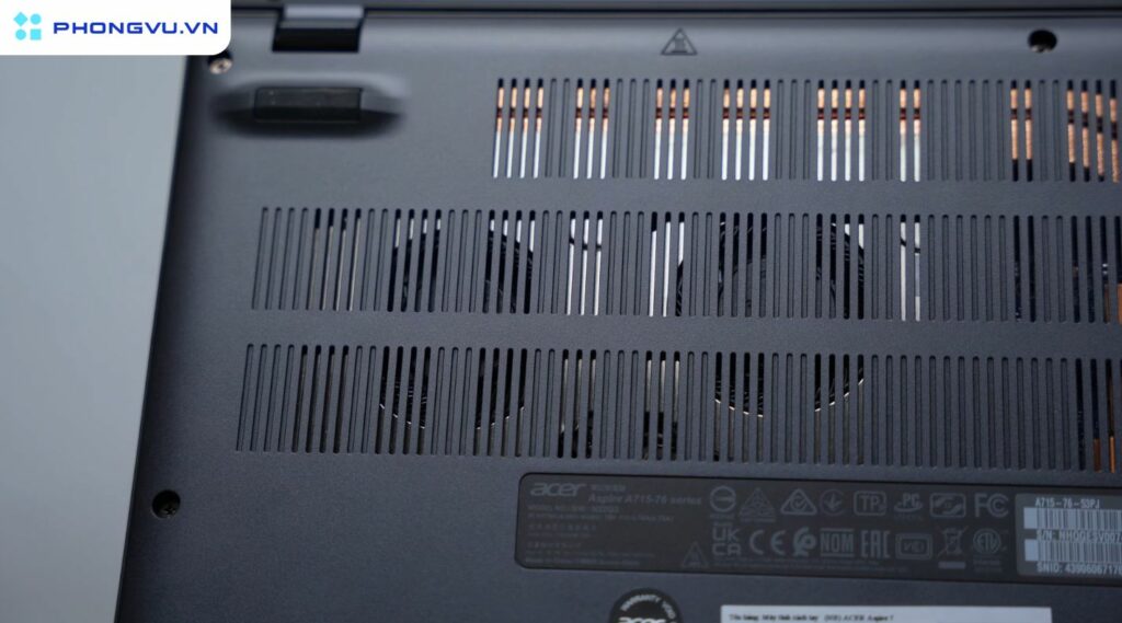 Hệ thống tản nhiệt của Acer Aspire 7 A715-76-53PJ được trang bị 2 quạt công suất lớn cùng 2 dãy khe thoát nhiệt
