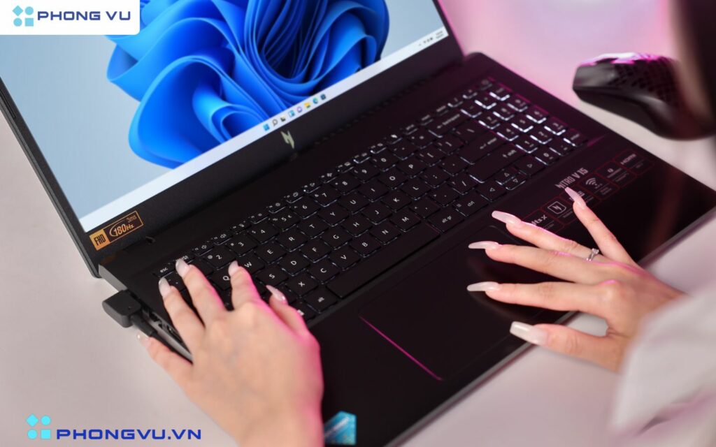 Bàn phím của ACER Nitro V ANV15-51-53NE dùng đèn nền trắng, phím bấm êm, độ nảy vừa phải, phù hợp để gõ văn bản dài hay chơi game.