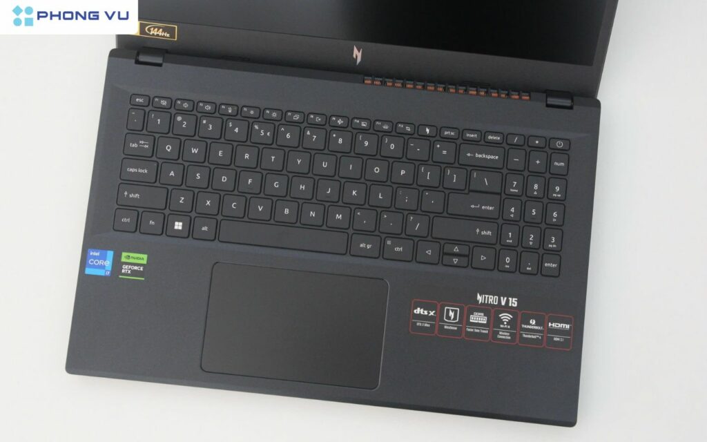Bàn phím trên ACER Nitro V ANV15-51-56D5 là loại thường, không có RGB mà chỉ dùng đèn nền trắng đơn sắc.