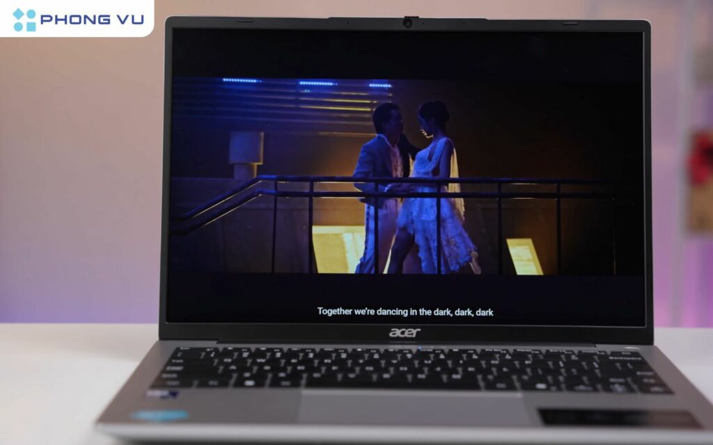 Màn hình 14 inch độ sáng 300 nits ấn tượng nhưng độ phủ màu còn hạn chế