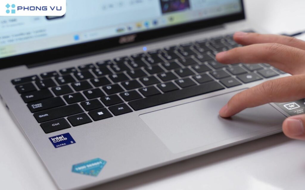 Bàn phím thoải mái với lớp phủ nhám chống mồ hôi nhưng touchpad khó thao tác