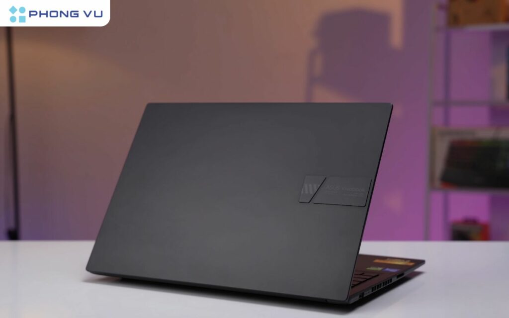 ASUS VivoBook K3605ZF-RP634W sở hữu ngoại hình thanh lịch, khác xa phong cách hầm hố thường thấy ở các dòng laptop gaming