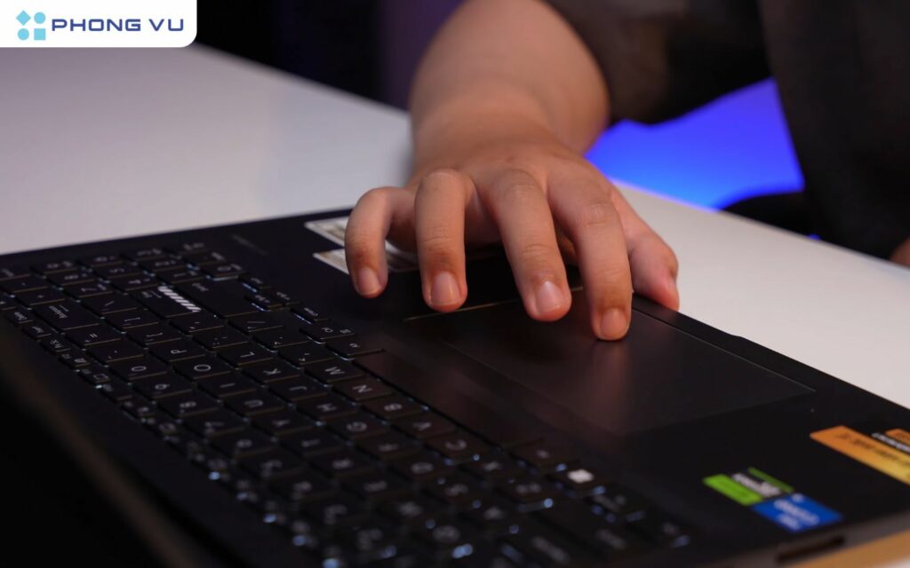 Bàn phím trên ASUS VivoBook K3605ZF-RP634W mang lại trải nghiệm gõ khá tốt nhờ hành trình phím sâu và độ phản hồi nhanh