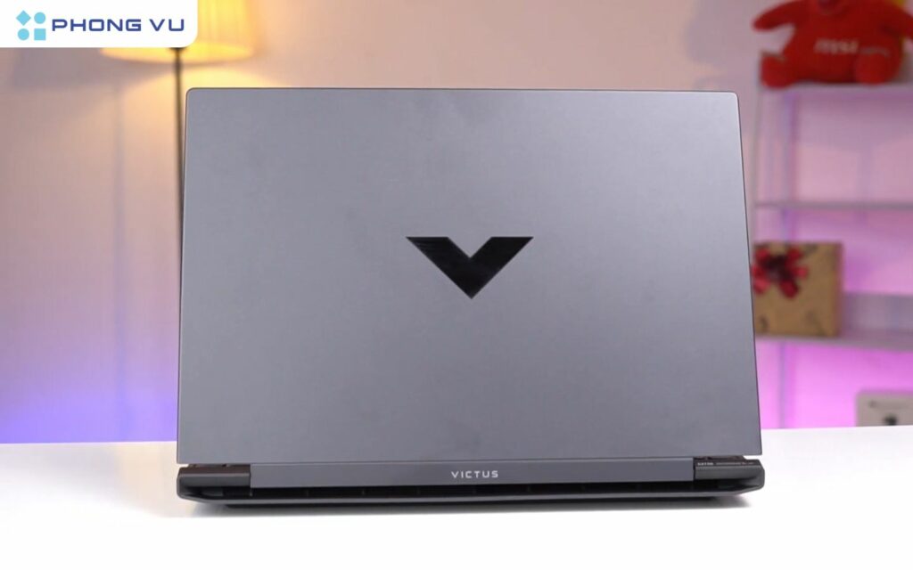 HP Victus 15-fb1023AX sở hữu thiết kế đơn giản, không quá "gaming" như nhiều đối thủ cùng phân khúc