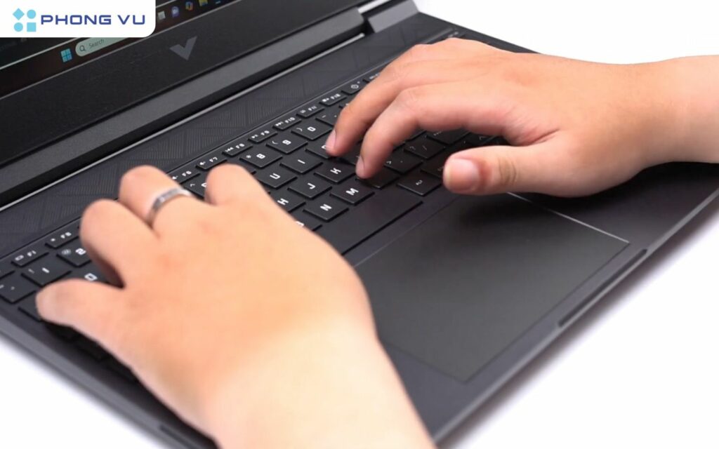Bàn phím HP Victus 15-fb1023AX đầm tay với hành trình sâu, touchpad rộng rãi đáng ngạc nhiên trong tầm giá