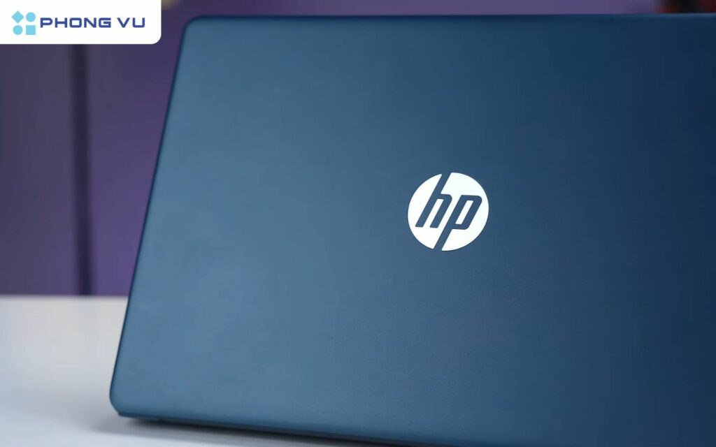 HP 15s-fq5228TU không mang đến một thiết kế đột phá, mà trung thành với phong cách tối giản