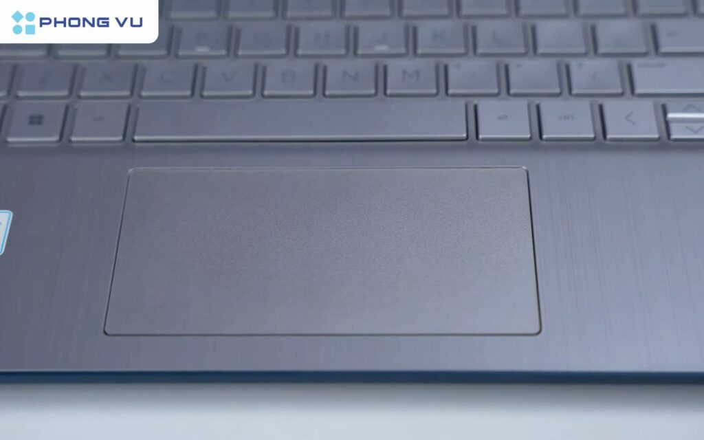 Touchpad có kích thước hơi nhỏ, bề mặt không được mượt mà cho lắm, cảm giác di chuột đôi khi bị rít