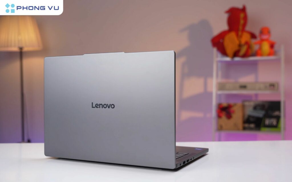 Lenovo IdeaPad Slim 3 14IRH10 sở hữu thiết kế tối giản nhưng không kém phần tinh tế, với kích thước 314.4 x 222.1 x 16.9-17.9 mm