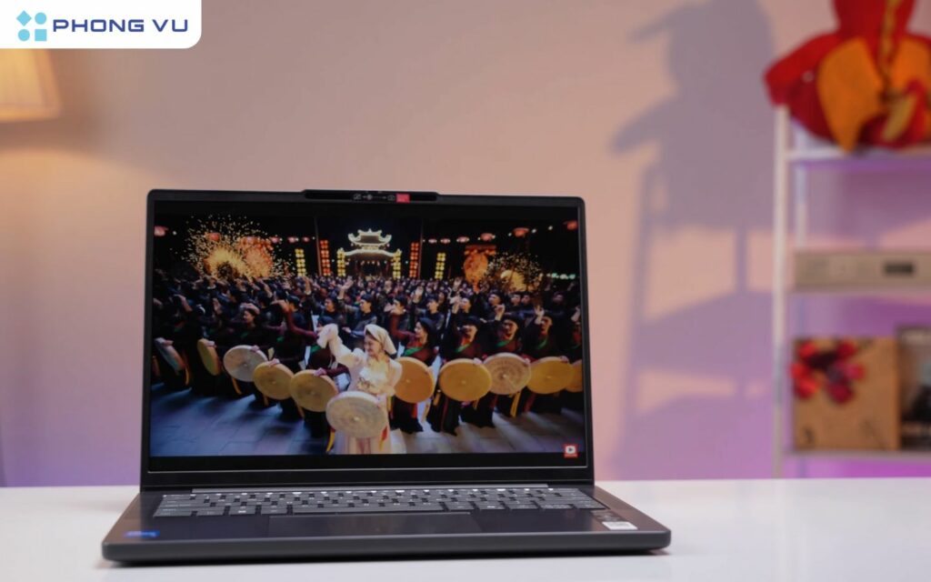 Sở hữu màn hình IPS WUXGA sắc nét vượt trội, nhưng độ sáng 300 nits hạn chế ngoài trời