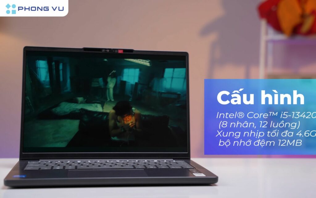 Lenovo IdeaPad Slim 3 14IRH10 nằm trong dòng IdeaPad nổi tiếng của Lenovo, nhắm đến người dùng cần một chiếc laptop tầm trung với hiệu năng tốt và thiết kế tiện lợi. Được trang bị vi xử lý Intel Core i5-13420H, RAM 16GB DDR5 cùng SSD 512GB PCIe 4.0 NVMe, chiếc máy này hứa hẹn đáp ứng mượt mà các tác vụ văn phòng, học tập trực tuyến và giải trí cơ bản. Giá bán 16,990,000 VND khiến nó trở thành một lựa chọn cạnh tranh trong phân khúc, đặc biệt khi so sánh với các đối thủ như Dell Inspiron hay HP Pavilion cùng tầm giá.

Mình đã có cơ hội trải nghiệm chiếc laptop này trong vài ngày và ấn tượng đầu tiên là sự mỏng nhẹ cùng vẻ ngoài sang trọng. Với trọng lượng chỉ 1.43 kg, Lenovo IdeaPad Slim 3 14IRH10 rất dễ mang theo bên mình, từ giảng đường đến quán cà phê hay văn phòng. Tuy nhiên, để hiểu rõ hơn về giá trị thực sự của sản phẩm, hãy cùng đi sâu vào từng yếu tố như thiết kế, màn hình, hiệu năng và các tính năng khác.

Thiết kế mỏng nhẹ sang trọng, nhưng vật liệu nhựa chưa hoàn hảo

Lenovo IdeaPad Slim 3 14IRH10 sở hữu thiết kế tối giản nhưng không kém phần tinh tế, với kích thước 314.4 x 222.1 x 16.9-17.9 mm và trọng lượng chỉ 1.43 kg. Phần vỏ mặt trên được làm từ nhôm, mang lại cảm giác chắc chắn và cao cấp khi cầm trên tay, đồng thời giúp máy bền bỉ hơn nhờ đạt chuẩn quân sự MIL-STD-810H. Điều này đồng nghĩa với việc laptop có thể chịu được rung lắc, nhiệt độ khắc nghiệt hay những va chạm nhẹ trong quá trình di chuyển – một điểm cộng lớn cho người dùng thường xuyên di chuyển.

Lenovo IdeaPad Slim 3 14IRH10 sở hữu thiết kế tối giản nhưng không kém phần tinh tế, với kích thước 314.4 x 222.1 x 16.9-17.9 mm

Tuy nhiên, phần mặt đáy lại sử dụng nhựa ABS để giảm trọng lượng, điều này khiến tổng thể máy mất đi chút sang trọng so với các mẫu hoàn toàn bằng kim loại. Dù vậy, mình đánh giá cao nỗ lực của Lenovo trong việc tối ưu tính di động mà vẫn giữ được độ bền. Với độ dày dưới 18 mm, Lenovo IdeaPad Slim 3 14IRH10 dễ dàng nằm gọn trong balo hay túi xách, phù hợp cho sinh viên và dân văn phòng cần một thiết bị tiện lợi để làm việc mọi lúc mọi nơi.

Màn hình IPS WUXGA sắc nét vượt trội, nhưng độ sáng 300 nits hơi hạn chế khi ở ngoài trời

Màn hình của Lenovo IdeaPad Slim 3 14IRH10 là một trong những điểm sáng đáng chú ý, với kích thước 14 inch, độ phân giải WUXGA (1920x1200) và tỷ lệ 16:10. Tỷ lệ này mang lại không gian hiển thị rộng hơn theo chiều dọc so với chuẩn 16:9 thông thường, rất hữu ích khi làm việc với tài liệu dài hay duyệt web. Tấm nền IPS cung cấp góc nhìn rộng 178°, kết hợp lớp phủ chống chói Anti-Glare, giúp hình ảnh rõ nét và giảm mỏi mắt khi sử dụng trong thời gian dài.

Sở hữu màn hình IPS WUXGA sắc nét vượt trội, nhưng độ sáng 300 nits hạn chế ngoài trời

Thực tế trải nghiệm cho thấy màn hình hiển thị màu sắc khá tốt với độ phủ 45% NTSC, đủ để phục vụ công việc văn phòng và xem phim. Tuy nhiên, độ sáng chỉ đạt 300 nits khiến máy gặp khó khăn khi sử dụng dưới ánh nắng trực tiếp, chẳng hạn như ngoài trời hay gần cửa sổ lớn. Trong môi trường bóng râm hoặc trong nhà, màn hình vẫn đáp ứng tốt, nhưng nếu bạn thường xuyên làm việc ở không gian sáng mạnh, đây có thể là một nhược điểm cần cân nhắc.

Hiệu năng CPU Intel Core i5-13420H mạnh mẽ, GPU tích hợp chưa tối ưu cho đồ họa nặng

Lenovo IdeaPad Slim 3 14IRH10 được trang bị vi xử lý Intel Core i5-13420H, một con chip thuộc dòng H hiệu năng cao với 8 nhân, 12 luồng và xung nhịp tối đa lên đến 4.6GHz. Kết hợp cùng RAM 16GB DDR5-4800MHz và SSD 512GB PCIe 4.0 NVMe, máy mang lại tốc độ xử lý ấn tượng cho các tác vụ như mở hàng chục tab trình duyệt, chỉnh sửa tài liệu lớn hay chạy phần mềm văn phòng. Mình đã thử đa nhiệm với Microsoft Word, Excel và Zoom cùng lúc, kết quả là không hề xuất hiện tình trạng giật lag.

Hiệu năng CPU Intel Core i5-13420H mạnh mẽ, GPU tích hợp chưa tối ưu cho đồ họa nặng

Điểm trừ nằm ở đồ họa tích hợp Intel UHD Graphics, vốn không đủ mạnh để xử lý các công việc đòi hỏi đồ họa chuyên sâu như dựng phim hay chơi game 3D nặng. Tuy nhiên, với các game nhẹ như Liên Minh Huyền Thoại hay Valorant, máy vẫn chạy mượt mà ở mức thiết lập trung bình. Đối với người dùng cần laptop cho học tập và giải trí cơ bản, hiệu năng này là quá đủ, nhưng nếu bạn là nhà thiết kế đồ họa hay game thủ hardcore, đây không phải lựa chọn tối ưu.

Bàn phím thoải mái cho công việc, nhưng thiếu đèn nền gây bất tiện

Bàn phím của Lenovo IdeaPad Slim 3 14IRH10 được thiết kế theo phong cách chiclet quen thuộc, với hành trình phím vừa đủ sâu để mang lại cảm giác gõ thoải mái. Sau vài giờ soạn thảo văn bản, mình nhận thấy phím bấm êm và phản hồi tốt, rất phù hợp cho người phải làm việc với văn bản trong thời gian dài. Touchpad kích thước 75 x 120mm hỗ trợ đa điểm nhạy bén, cho phép cuộn trang hay phóng to/thu nhỏ mượt mà, nâng cao trải nghiệm sử dụng.

Đáng tiếc, bàn phím lại không có đèn nền – một thiếu sót lớn đối với một chiếc laptop tầm trung ra mắt vào năm 2025. Điều này gây bất tiện khi làm việc trong môi trường thiếu sáng, chẳng hạn như buổi tối hay trên máy bay. Với mức giá 16,990,000 VND, việc thiếu đèn nền khiến Lenovo IdeaPad Slim 3 14IRH10 mất điểm so với một số đối thủ cùng phân khúc có tích hợp tính năng này.

Cổng kết nối đa dạng với USB-C 3.2, Wi-Fi 6 ổn định vượt trội

Lenovo IdeaPad Slim 3 14IRH10 được trang bị đầy đủ các cổng kết nối cần thiết, bao gồm 2x USB-A 3.2, 1x USB-C 3.2 (hỗ trợ Power Delivery 3.0 và DisplayPort 1.2), HDMI 1.4, khe thẻ SD và cổng sạc riêng. Sự đa dạng này cho phép người dùng kết nối dễ dàng với các thiết bị ngoại vi như chuột, ổ cứng ngoài hay màn hình phụ mà không cần mua thêm bộ chuyển đổi. Mình đặc biệt ấn tượng với khe thẻ SD, rất hữu ích cho những ai thường xuyên làm việc với máy ảnh hoặc thẻ nhớ.

Về kết nối không dây, máy hỗ trợ Wi-Fi 6 và Bluetooth 5.2, mang lại tốc độ internet nhanh và ổn định hơn đáng kể so với các chuẩn cũ. Trong quá trình thử nghiệm, mình không gặp tình trạng rớt mạng khi tải tệp lớn hay tham gia họp trực tuyến qua Zoom. Với những ai cần một chiếc laptop có khả năng kết nối hiện đại, Lenovo IdeaPad Slim 3 14IRH10 hoàn toàn đáp ứng tốt yêu cầu này.

Âm thanh Dolby Audio sống động, camera 720p đủ dùng kèm bảo mật

Hệ thống âm thanh của Lenovo IdeaPad Slim 3 14IRH10 được tối ưu với công nghệ Dolby Audio và hai loa stereo công suất 2W. Âm thanh phát ra trong trẻo, đủ lớn để lấp đầy một căn phòng nhỏ, rất phù hợp cho việc xem phim hay học online. Khi thử nghe một bản nhạc pop và xem trailer phim, mình nhận thấy âm trầm không quá mạnh nhưng tổng thể vẫn cân bằng và dễ chịu, vượt trội hơn nhiều laptop cùng phân khúc.

Camera 720p đi kèm nắp che vật lý (Privacy Shutter) là một điểm cộng về bảo mật, đảm bảo quyền riêng tư khi không sử dụng. Chất lượng hình ảnh từ camera đủ dùng cho các cuộc gọi video qua Microsoft Teams hay Google Meet, dù không quá sắc nét trong điều kiện ánh sáng yếu. Với nhu cầu cơ bản như họp trực tuyến hay học từ xa, combo âm thanh và camera này đáp ứng tốt, nhưng đừng kỳ vọng quá nhiều nếu bạn cần quay video chuyên nghiệp.

Pin 60Wh bền bỉ 6-8 tiếng, sạc nhanh USB-C tiện lợi

Lenovo IdeaPad Slim 3 14IRH10 được trang bị pin dung lượng 60Wh, cho thời gian sử dụng thực tế từ 6-8 tiếng với các tác vụ văn phòng như lướt web, soạn thảo văn bản và xem YouTube ở độ sáng 50%. Trong một ngày làm việc điển hình, mình có thể sử dụng máy liên tục mà không cần sạc, rất tiện lợi cho sinh viên hay nhân viên phải di chuyển nhiều. So với các laptop cùng phân khúc, thời lượng pin này nằm ở mức khá, không quá nổi bật nhưng đủ để đáp ứng nhu cầu cơ bản.

Điểm sáng là tính năng sạc nhanh qua cổng USB-C, kết hợp bộ sạc 65W Round Tip. Theo thử nghiệm, máy có thể sạc từ 0% lên 80% trong khoảng 1 giờ, giúp tiết kiệm thời gian đáng kể khi cần sử dụng gấp. Tuy nhiên, để tận dụng tối đa pin, bạn nên điều chỉnh chế độ tiết kiệm năng lượng trong Windows 11 Home – hệ điều hành đi kèm máy – khi không cần hiệu năng tối đa.

Ưu điểm và nhược điểm của Lenovo IdeaPad Slim 3 14IRH10

Lenovo IdeaPad Slim 3 14IRH10 ghi điểm với thiết kế mỏng nhẹ (1.43 kg) và độ bền chuẩn MIL-STD-810H, rất phù hợp cho người dùng di động. Hiệu năng từ Intel Core i5-13420H và RAM 16GB DDR5 đảm bảo đa nhiệm mượt mà, trong khi màn hình IPS WUXGA sắc nét cùng pin 60Wh hỗ trợ tốt cho công việc và giải trí. Ngoài ra, kết nối Wi-Fi 6, Bluetooth 5.2 và âm thanh Dolby Audio là những điểm cộng không thể bỏ qua.

Tuy nhiên, máy cũng có một số nhược điểm đáng lưu ý. Đồ họa tích hợp Intel UHD Graphics không đủ mạnh cho các tác vụ nặng như chỉnh sửa video 4K hay chơi game AAA. Bàn phím thiếu đèn nền gây khó khăn khi làm việc trong tối, và độ sáng màn hình 300 nits chưa lý tưởng dưới ánh nắng mạnh. Đây là những yếu tố khiến sản phẩm chưa thực sự hoàn hảo trong một số tình huống sử dụng.

Mua Lenovo IdeaPad Slim 3 14IRH10 tại Phong Vũ: Ưu đãi hấp dẫn

Lenovo IdeaPad Slim 3 14IRH10 là một chiếc laptop đáng cân nhắc trong tầm giá 16,990,000 VND, đặc biệt phù hợp với sinh viên, nhân viên văn phòng và những ai cần một thiết bị gọn nhẹ, bền bỉ cho công việc hàng ngày. So với các đối thủ như HP 14s hay Acer Aspire 5, sản phẩm này nổi bật hơn ở thiết kế mỏng nhẹ và hiệu năng CPU, dù thua kém về đồ họa và độ sáng màn hình. Nếu bạn không cần chơi game nặng hay làm việc ngoài trời thường xuyên, đây là một lựa chọn rất đáng tiền.

Tại Phong Vũ, Lenovo IdeaPad Slim 3 14IRH10 hiện được bán với giá 16,990,000 VND, đi kèm chính sách bảo hành chính hãng và có thể nhận thêm ưu đãi như giảm giá hoặc quà tặng (tùy thời điểm). Mình khuyên bạn nên kiểm tra kỹ các chương trình khuyến mãi tại Phong Vũ để sở hữu chiếc laptop này với mức giá tốt nhất, cùng sự yên tâm về dịch vụ hậu mãi.