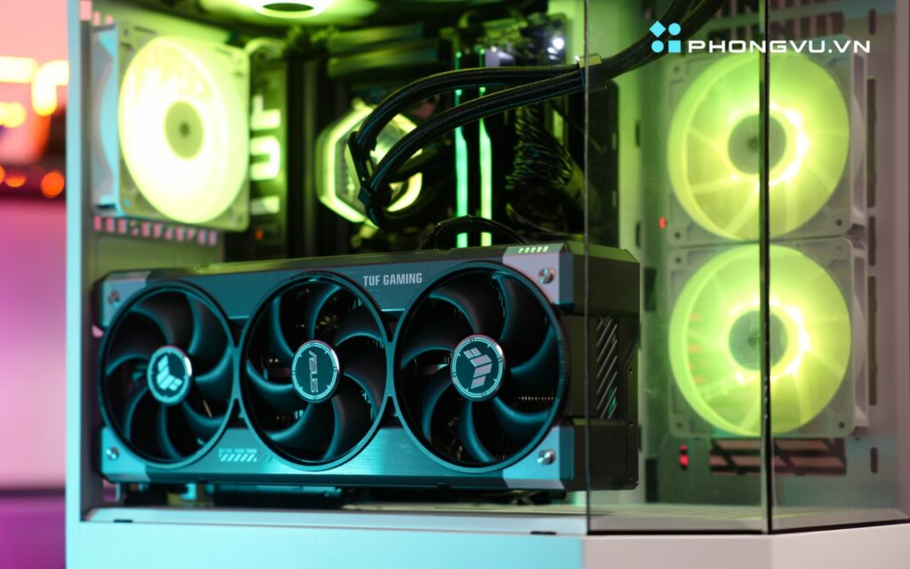 Ngôi sao của Zeus H002 chính là GPU ASUS TUF Gaming RTX 5090 với 32GB VRAM GDDR7