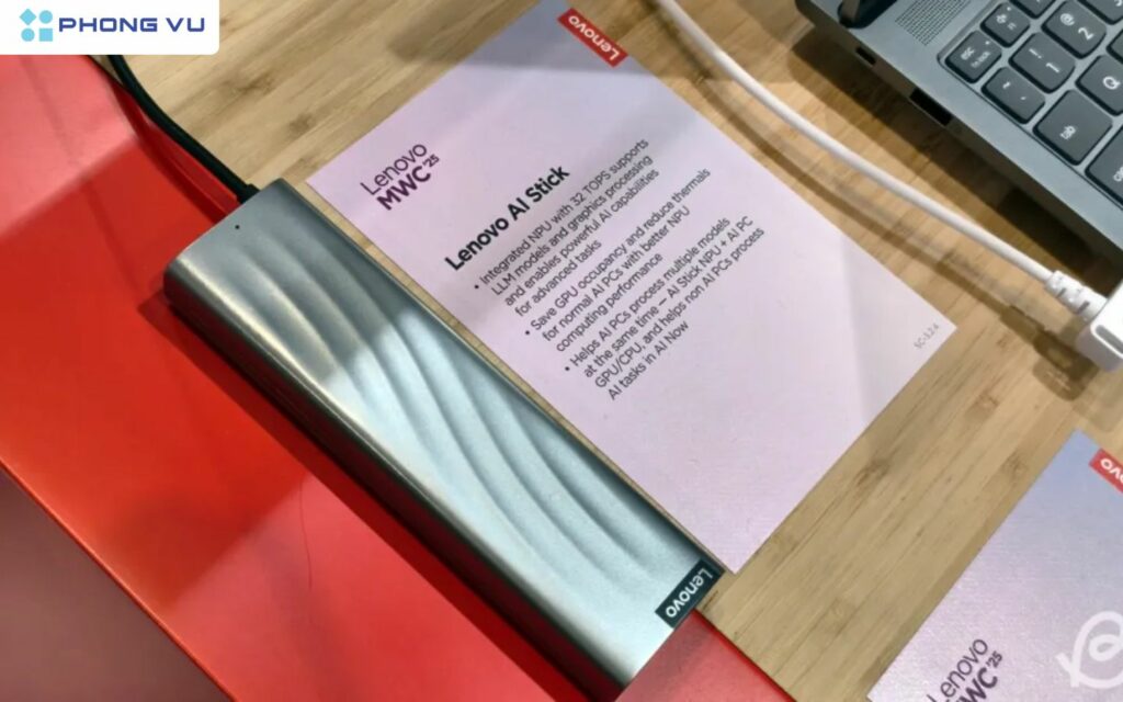 Lenovo đã giới thiệu một thiết bị đột phá mang tên Lenovo Stick AI, một chiếc USB stick nhỏ gọn kết nối qua USB-C, tích hợp NPU với hiệu suất 32 TOPS.