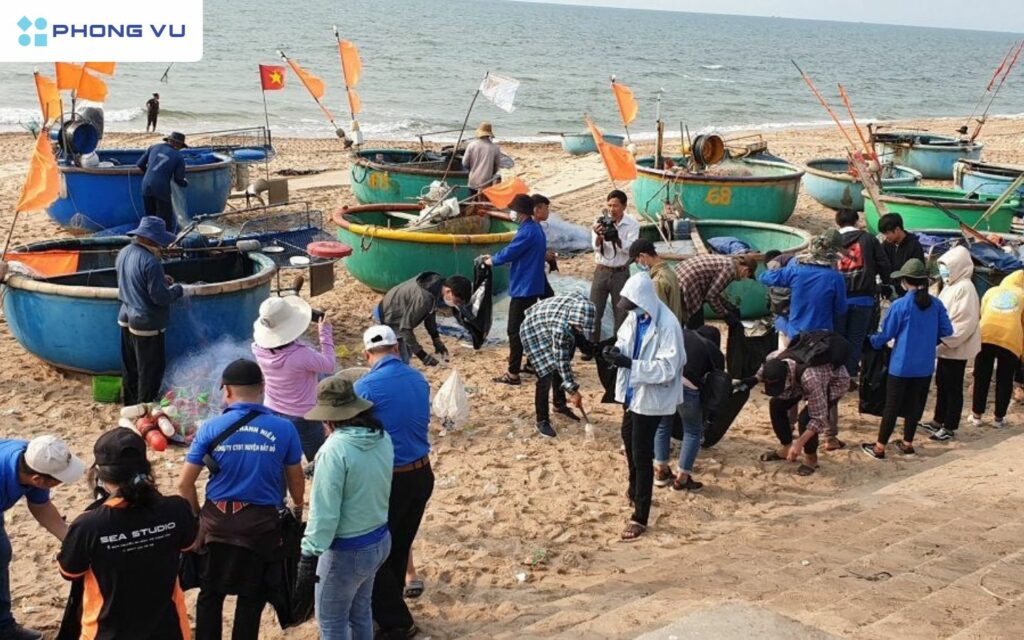 Tham gia hoạt động bảo vệ môi trường hưởng ứng ngày Ngày Quốc tế Hạnh phúc 2025