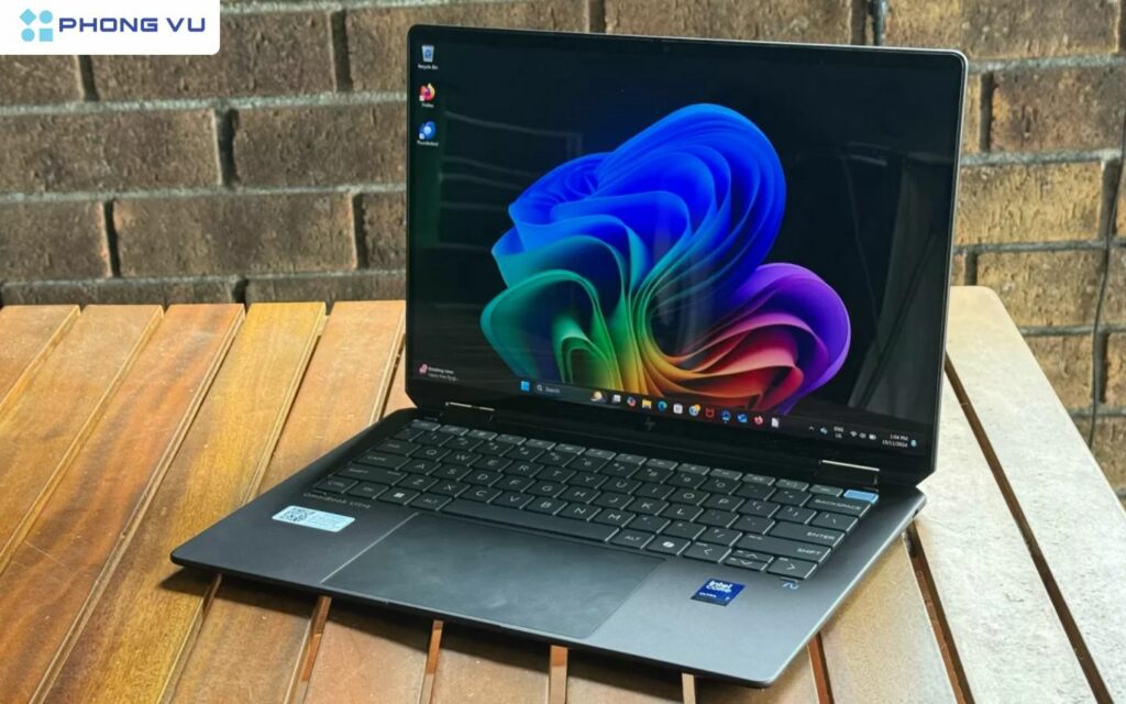 Với màn hình 16 inch có khả năng xoay gập 360 độ, người dùng có thể dễ dàng chuyển đổi giữa chế độ laptop