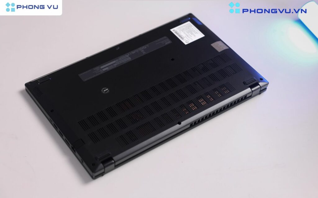 Hệ thống tản nhiệt hai quạt hoạt động tốt, giữ nhiệt độ dưới 80°C khi chơi Apex Legends hơn 1 giờ, nhưng tiếng ồn quạt ở chế độ cao hơi phiền nếu không đeo tai nghe.