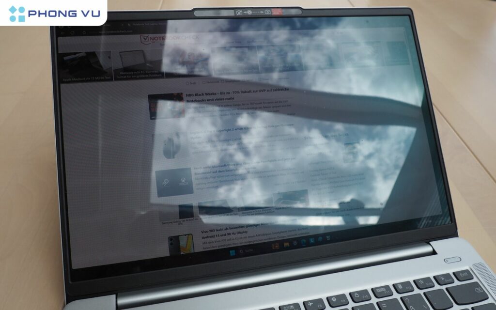 Bề mặt gương của màn hình gây chói khi sử dụng ngoài trời hoặc nơi có ánh sáng mạnh