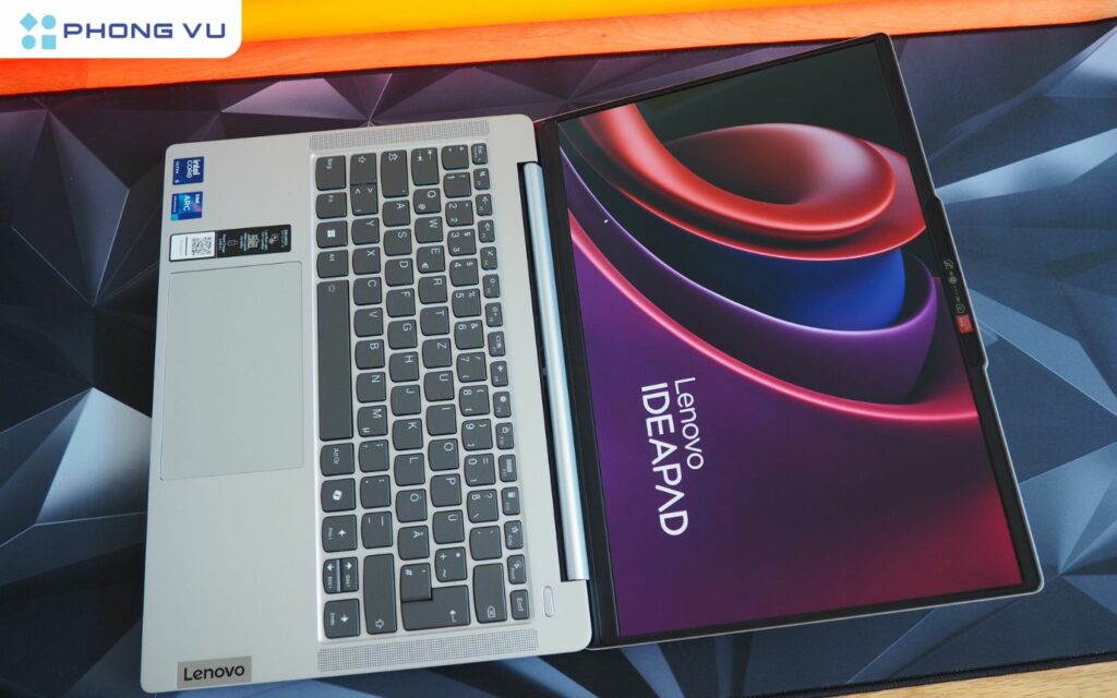 Góc mở tối đa của máy là 160°, đủ rộng để người dùng có thể thoải mái sử dụng trong nhiều tư thế khác nhau