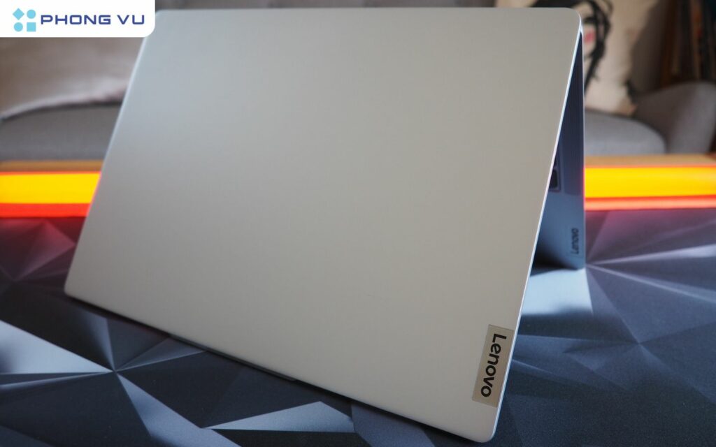 Lenovo IdeaPad Slim 5 14IMH9 được hoàn thiện từ chất liệu cao cấp, có thể là nhôm hoặc hợp kim, mang lại cảm giác chắc chắn và bền bỉ