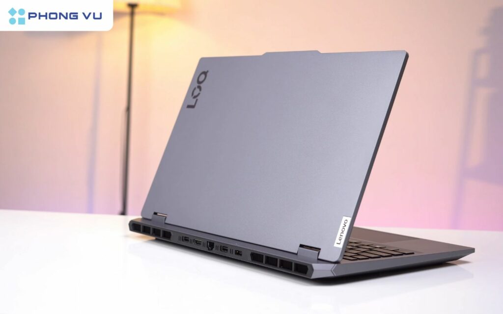 Lenovo LOQ 15IAX9 sở hữu thiết kế hiện đại, không quá hầm hố như nhiều laptop gaming khác trên thị trường