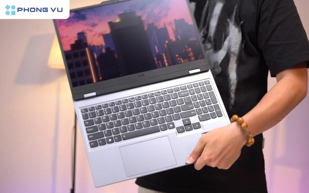 Điểm cộng là lớp vỏ nhựa này có khả năng chống bám vân tay khá tốt, giúp máy luôn giữ được vẻ sạch sẽ