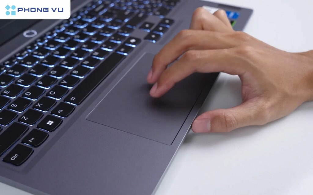 Lenovo LOQ 15IAX9 được trang bị viên pin liền với dung lượng 60Wh, một con số khá tốt trong phân khúc laptop gaming tầm trung