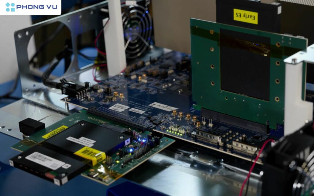 SSD PCIe 6.0 đầu tiên đạt tốc độ 'khủng' đến 27 GB/giây 1 SSD PCIe 6.0 được tích hợp trên bo mạch chủ sử dụng bộ xử lý Intel Xeon thế hệ mới nhất