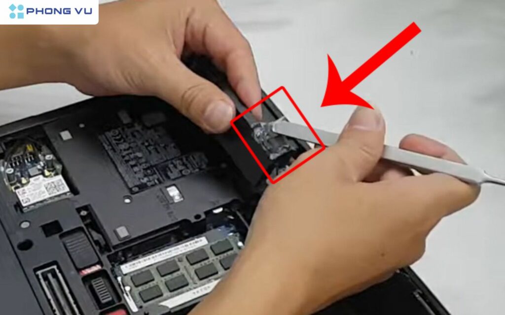 5+ Cách sửa loa laptop bị rè đơn giản, hiệu quả tại nhà 3 Nếu loa rè không đều hoặc chỉ xuất hiện khi di chuyển laptop, vấn đề có thể nằm ở cáp kết nối.
