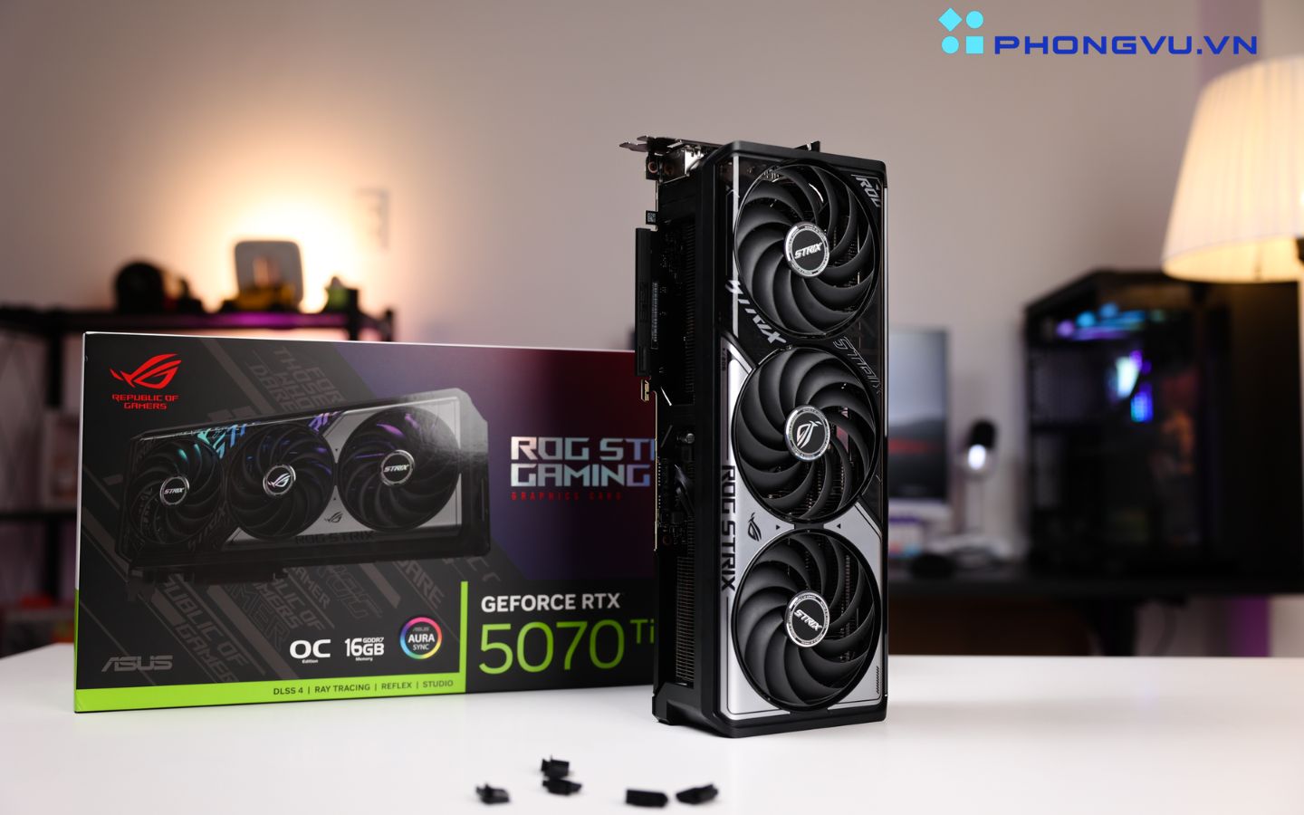 Đánh giá card màn hình ASUS ROG Strix GeForce RTX™ 5070 Ti 16GB 1 ASUS ROG Strix RTX 5070 Ti đã khiến mình phải trầm trồ bởi vẻ ngoài hầm hố nhưng không kém phần tinh tế