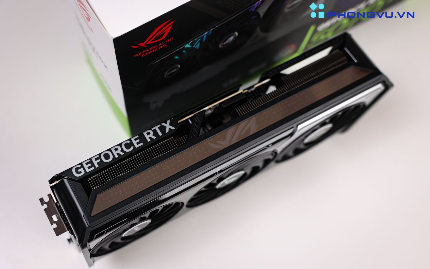 Đánh giá card màn hình ASUS ROG Strix GeForce RTX™ 5070 Ti 16GB 2 Thiết kế của ROG Strix RTX 5070 Ti không chỉ đẹp mà còn toát lên sự cao cấp