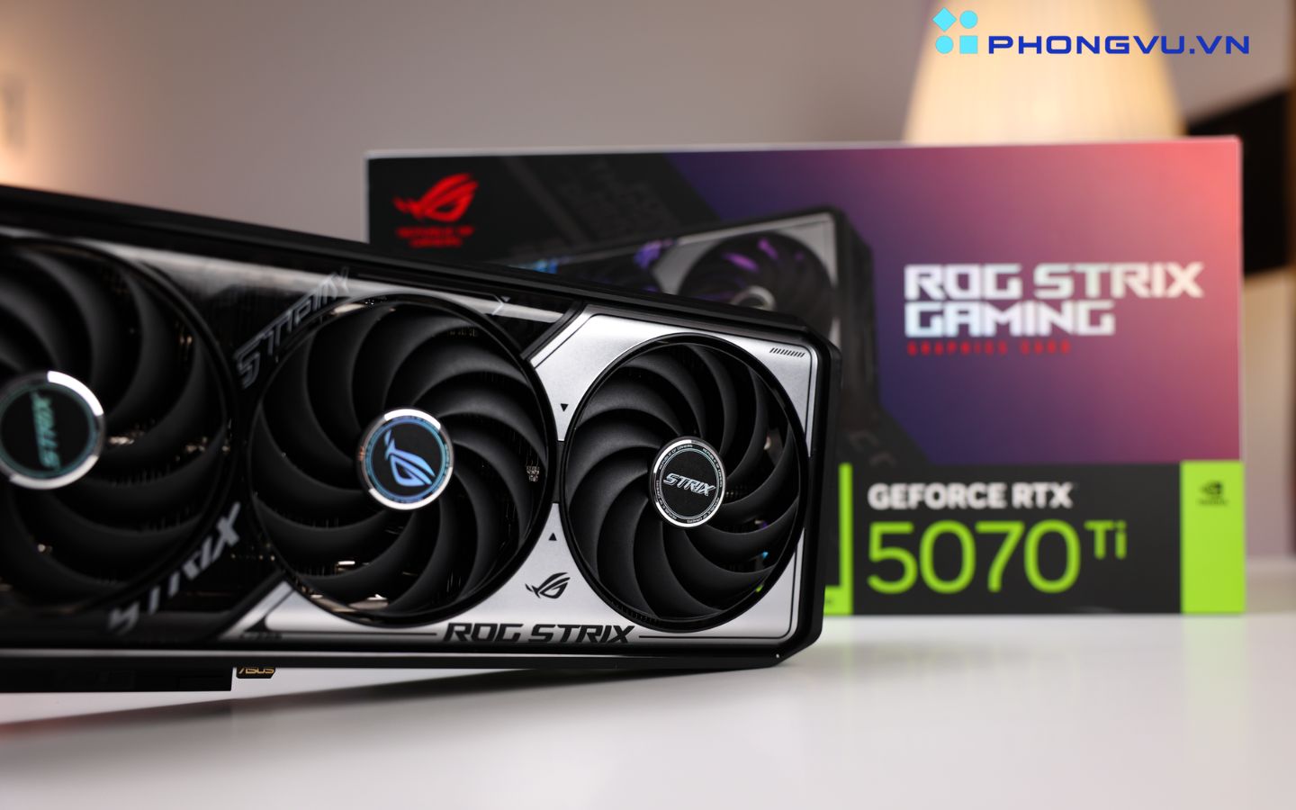 Đánh giá card màn hình ASUS ROG Strix GeForce RTX™ 5070 Ti 16GB 5 Các quạt này được thiết kế với cánh quạt dài hơn và vòng chắn khí, giúp tăng áp suất không khí và luân chuyển luồng khí hiệu qu