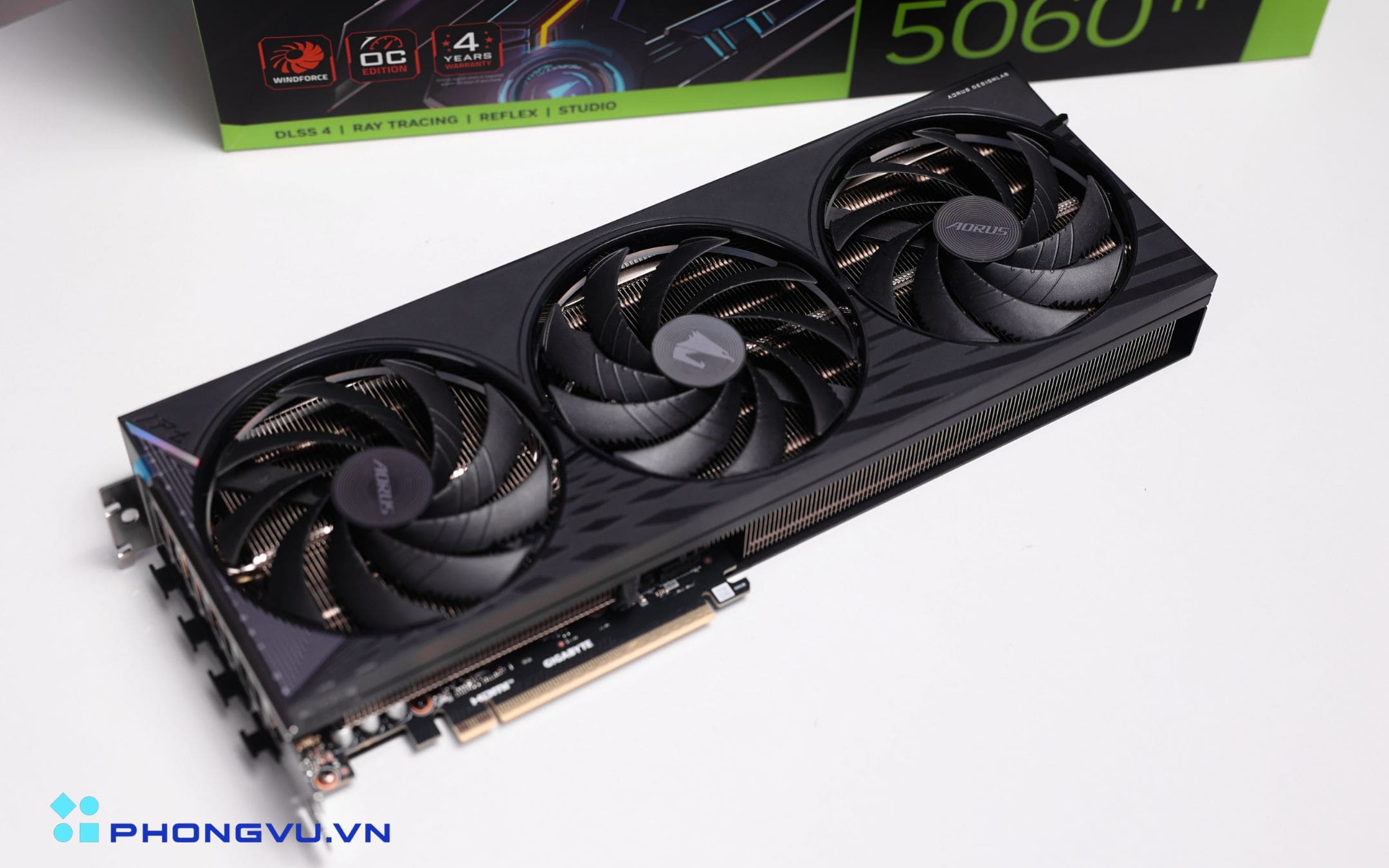 GIGABYTE đã gia cố cấu trúc card bằng khung kim loại Reinforced Structure, giúp tăng độ bền và ngăn ngừa tình trạng cong vênh