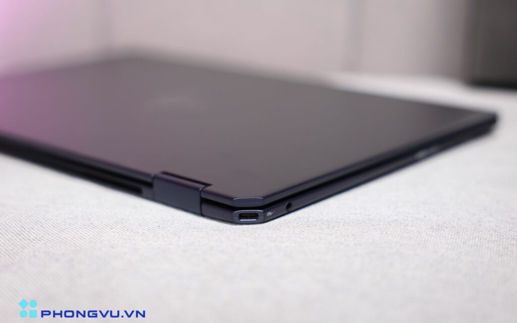 Đánh giá Laptop AI HP OmniBook Ultra Flip 14: Quá xịn! 10 OmniBook Ultra Flip 14 được trang bị hệ thống cổng kết nối hiện đại nhưng khá tối giản để giữ thiết kế mỏng nhẹ