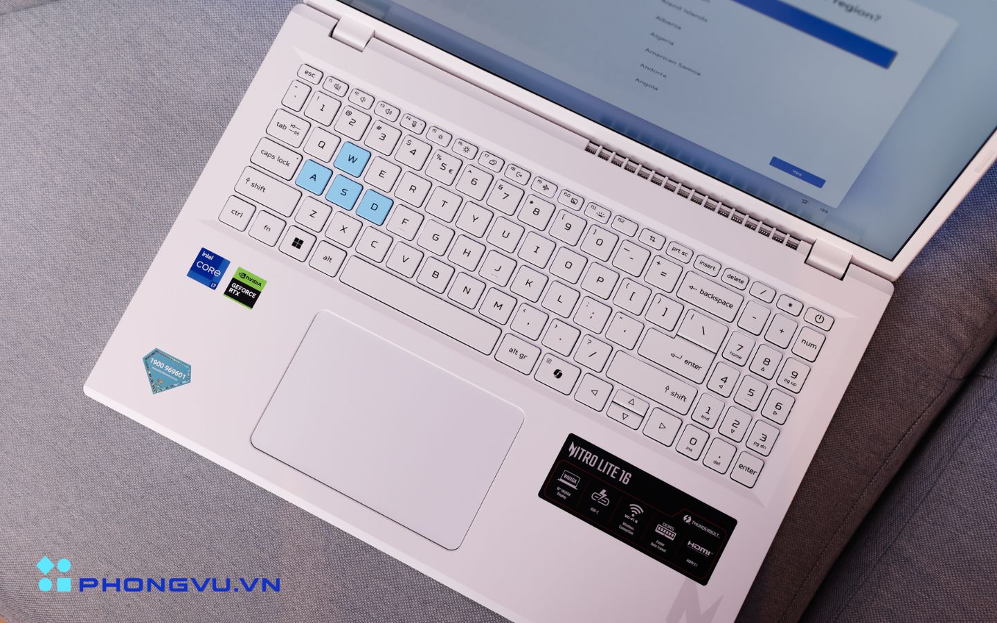 Đèn nền RGB 4 vùng tạo thêm phần hứng thú khi sử dụng trong điều kiện thiếu sáng