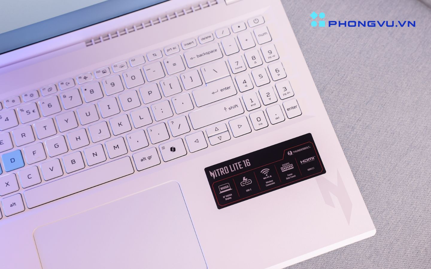 Bộ sạc 135W đi kèm giúp sạc từ 0-100% trong khoảng 1.5 giờ, khá tiện lợi